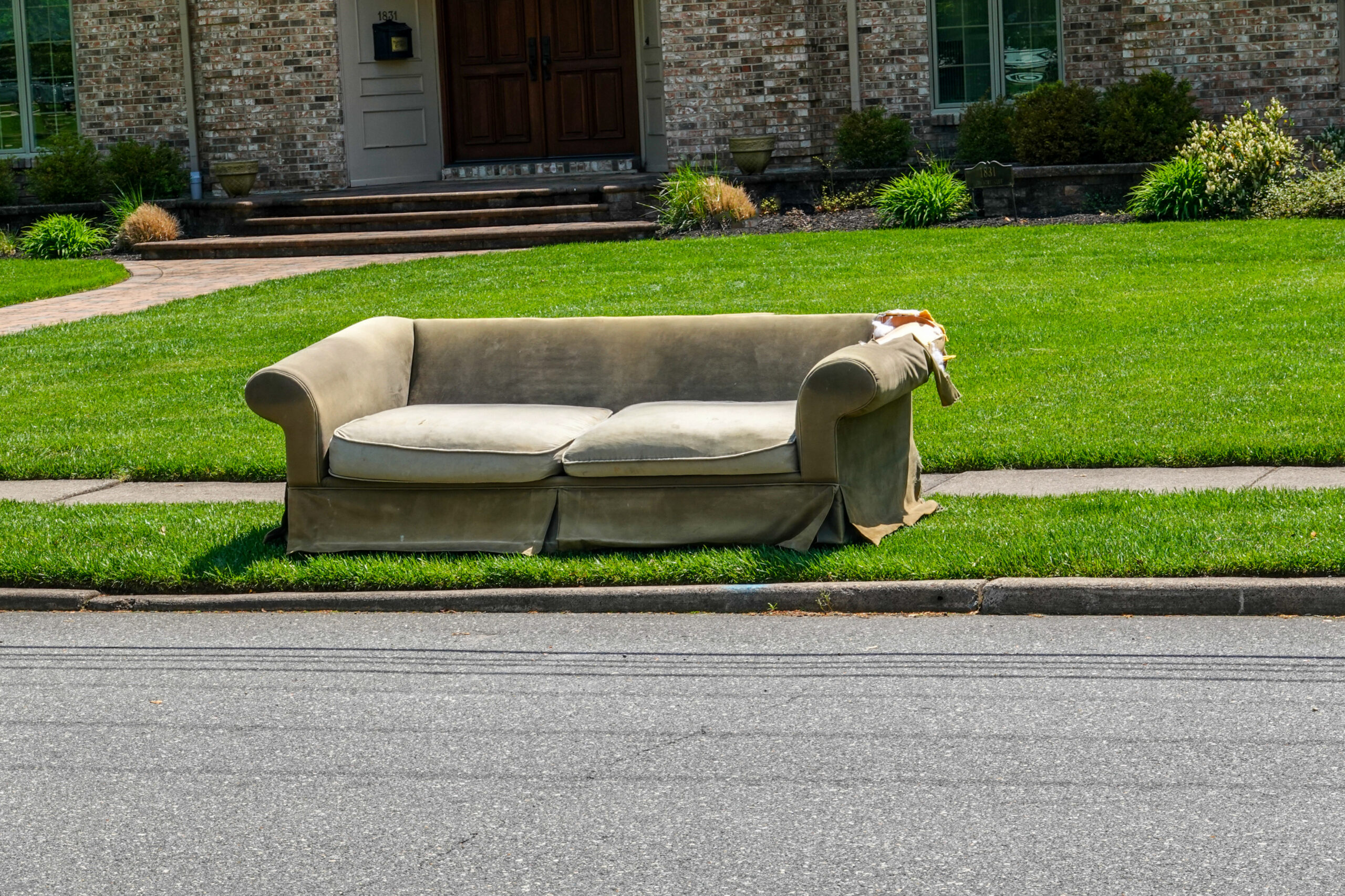 How to Get Rid of a Couch in Fort Worth